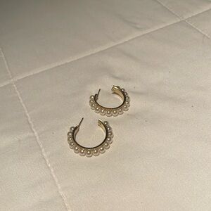 Pearl/gold 1” hoop earrings